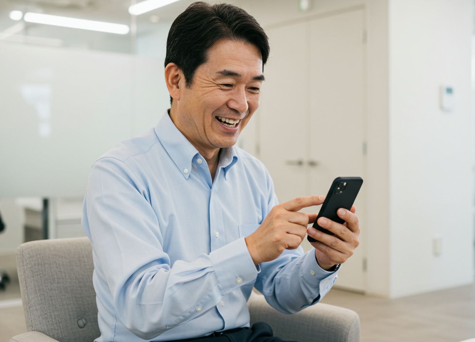 スマートフォンで物件情報を確認している男性